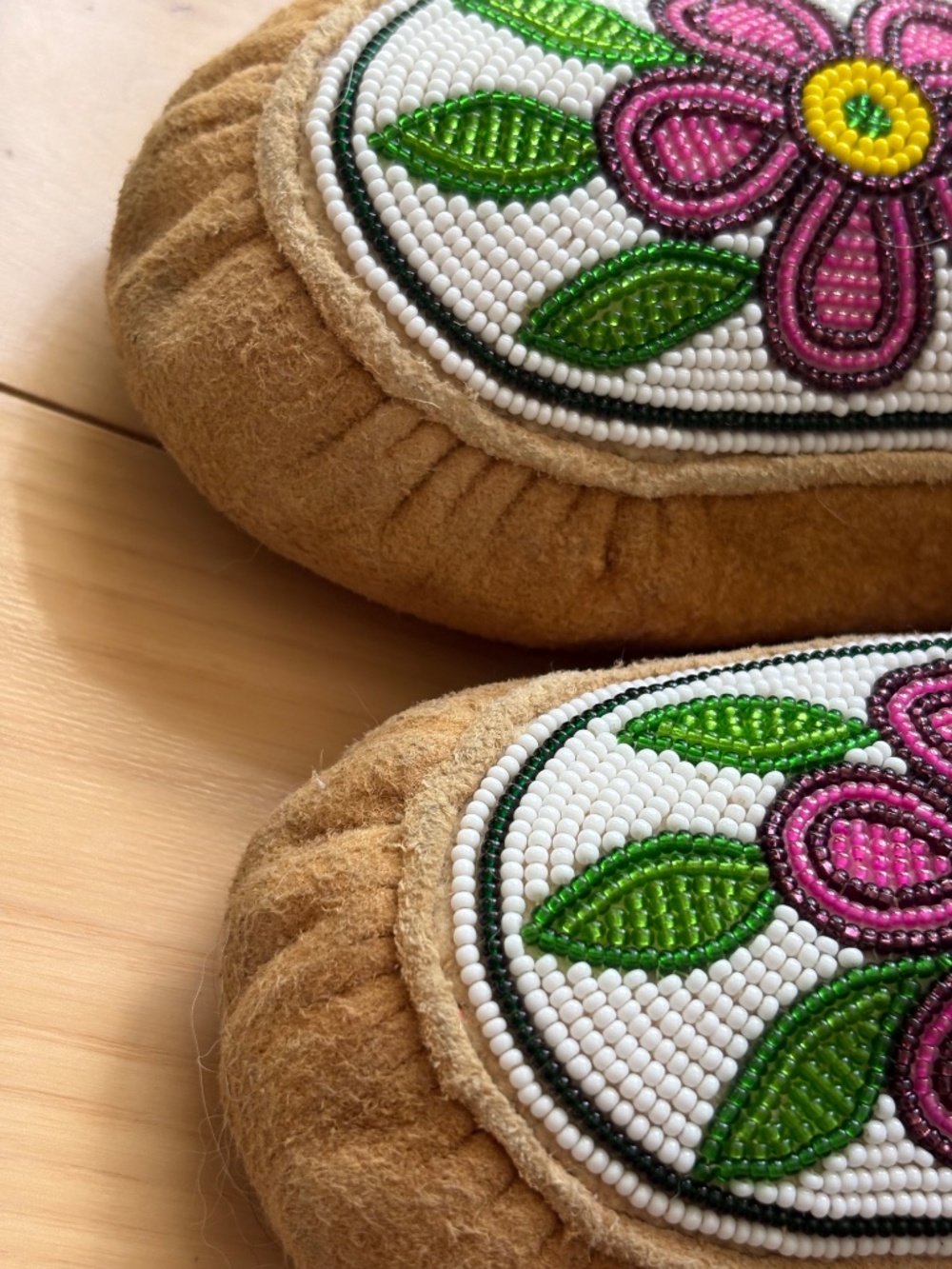 Authentic Indigenous Beaded Moccasins Suede Fur Trim Floral Slippers, Sz 6 - Picture 7 of 15
